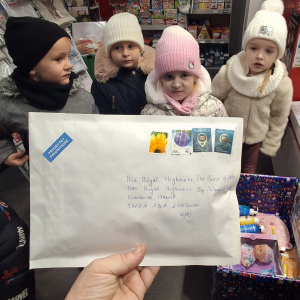 Dzieci wysyłają kartki swiąteczne do Rodziny królewskiej.Są na poczcie.