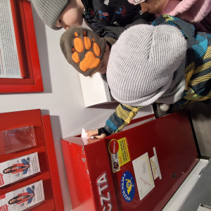 Dzieci wysyłają kartki swiąteczne do Rodziny królewskiej.Są na poczcie.