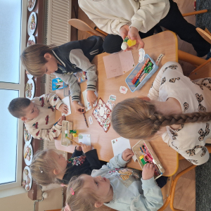 Dzieci tworzą świąteczne kartki dla Rodziny królewskiej