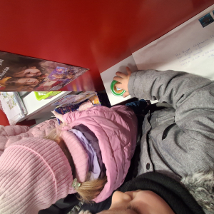 Dzieci wysyłają kartki swiąteczne do Rodziny królewskiej.Są na poczcie.