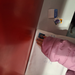 Dzieci wysyłają kartki swiąteczne do Rodziny królewskiej.Są na poczcie.