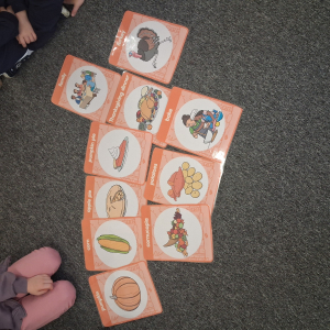 karty obrazkowe przedstawiające tradycje związane ze świętem dziękczynienia