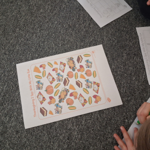 Dzieci wykonują zadanie na karcie pracy