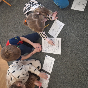 Dzieci wykonują zadanie na karcie pracy