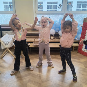 zabawa podczas, której próbowały poczuć się jak drzewo