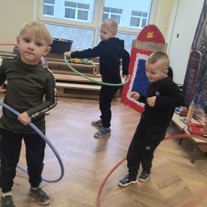 zabawa z wykorzystaniem hula hop