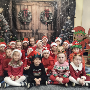 dzieci w pięknej scenerii światecznej