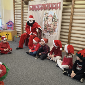 dzieci podczas śpiewania piosenki świątecznej