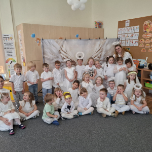 Grupowe zdjęcie dzieci i pań