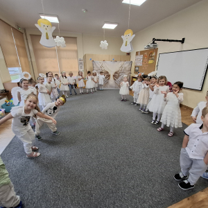 Dzieci-aniołki podczas tańców