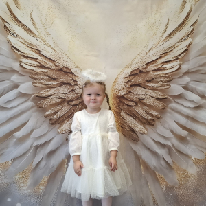 dziewczynka pozuje do zdjęcia