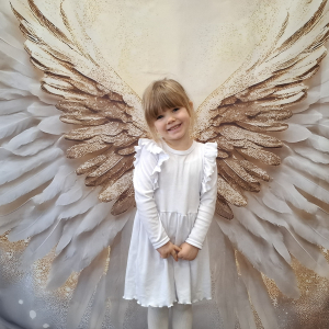 dziewczynka uśmiecha się do zdjecia