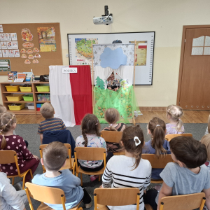 Dzieci oglądają przedstawienie