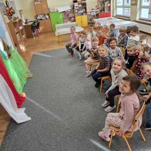 Dzieci czekają na przedstawienie