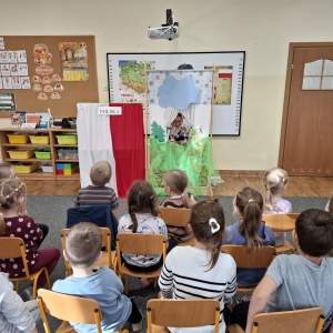 Dzieci oglądają teatrzyk sylwet