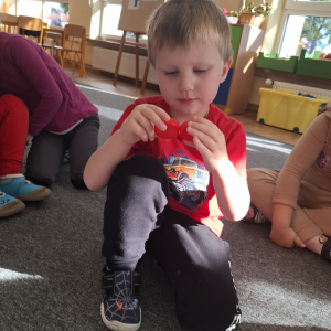 Chłopiec bawi się w zapachowe memory