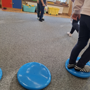 dzieci chodzą po sensorycznych jeżykach