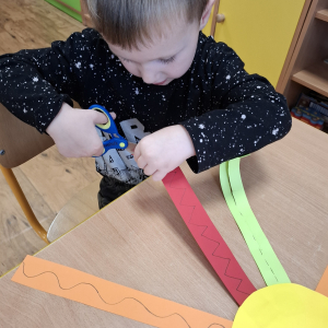 Chłopiec wycina po linii