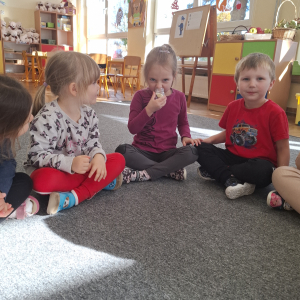 Dziewczynka wącha zapach cytryny