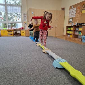 dzieci ćwiczą równowagę