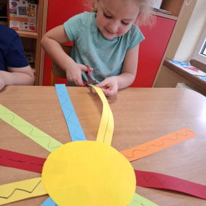 Dziewczynka tnie po śladzie