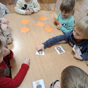 Dzoeci grają w memory