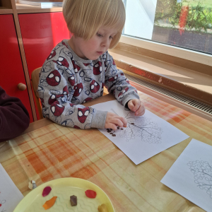 Chłopiec wykleja szablon plasteliną