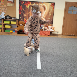 Chłopiec wykonuje zadanie sportowe