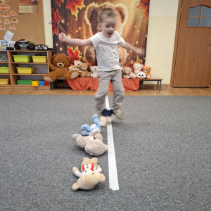 Chłopiec wykonuje zadanie sportowe