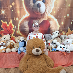 Chłopiec pozuje do zdjęcia ze swoim misiem