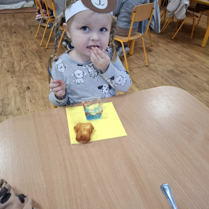 Dziewczynka zajada babeczkę-misia