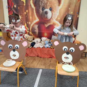 Dzieci karmią misia 