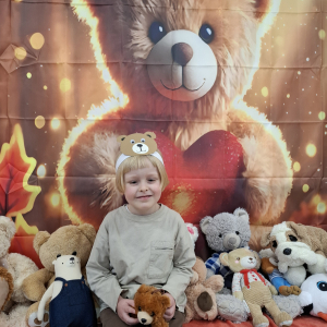 Chłopiec pozuje do zdjęcia