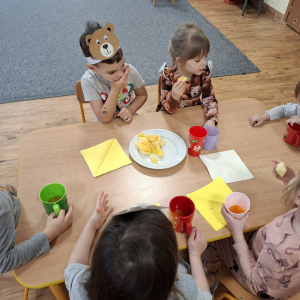 Dzieci podczas poczęstunku