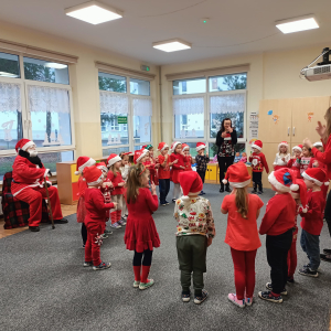 Dzieci tańczą dla Mikołaja