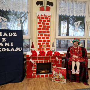 Dziewczynka podczas wykonywania fotografii