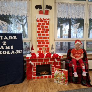 Dziewczynka pozuje do zdjęcia