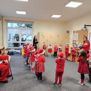 Dzieci podczas występu dla Mikołaja