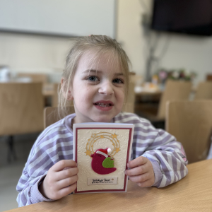 Gotowe kartki: „Kolorowe, świąteczne kartki wykonane przez dzieci z grupy Muchomorki – pamiątka z warsztatów WTZ.”