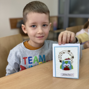 Gotowe kartki: „Kolorowe, świąteczne kartki wykonane przez dzieci z grupy Muchomorki – pamiątka z warsztatów WTZ.”