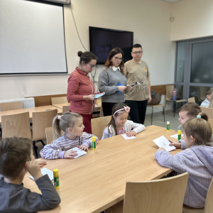 Wspólna praca: „Przedszkolaki pracują wspólnie przy stołach, wymieniając się pomysłami i inspiracjami.”