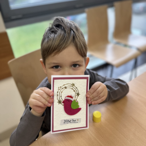 Gotowe kartki: „Kolorowe, świąteczne kartki wykonane przez dzieci z grupy Muchomorki – pamiątka z warsztatów WTZ.”