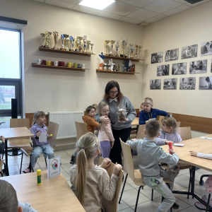 	„Gotowe, kolorowe kartki pełne świątecznego klimatu. Dzieci z grupy Muchomorki składają serdeczne podziękowania za możliwość udziału w warsztatach.”