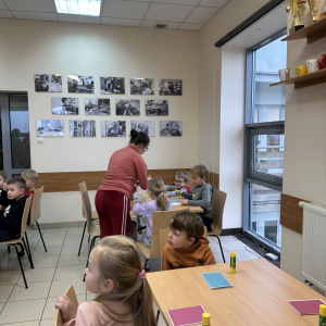 Wspólna praca: „Przedszkolaki pracują wspólnie przy stołach, wymieniając się pomysłami i inspiracjami.”