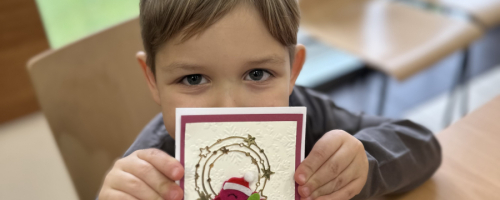 Muchomorki tworzą świąteczne kartki w WTZ – współpraca z lokalnym środowiskiem