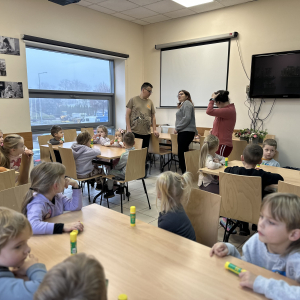 Wspólna praca: „Przedszkolaki pracują wspólnie przy stołach, wymieniając się pomysłami i inspiracjami.”