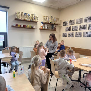 	„Gotowe, kolorowe kartki pełne świątecznego klimatu. Dzieci z grupy Muchomorki składają serdeczne podziękowania za możliwość udziału w warsztatach.”