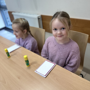 Wspólna praca: „Przedszkolaki pracują wspólnie przy stołach, wymieniając się pomysłami i inspiracjami.”