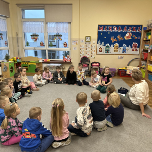 „Skrzaty słuchają opowieści z książki Kicia Kocia i odkrywają, jakie emocje towarzyszą bohaterom.”