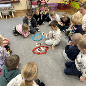 	„Przedszkolaki grupują emocje na przyjemne i nieprzyjemne – uczą się, że wszystkie są ważne i potrzebne.”